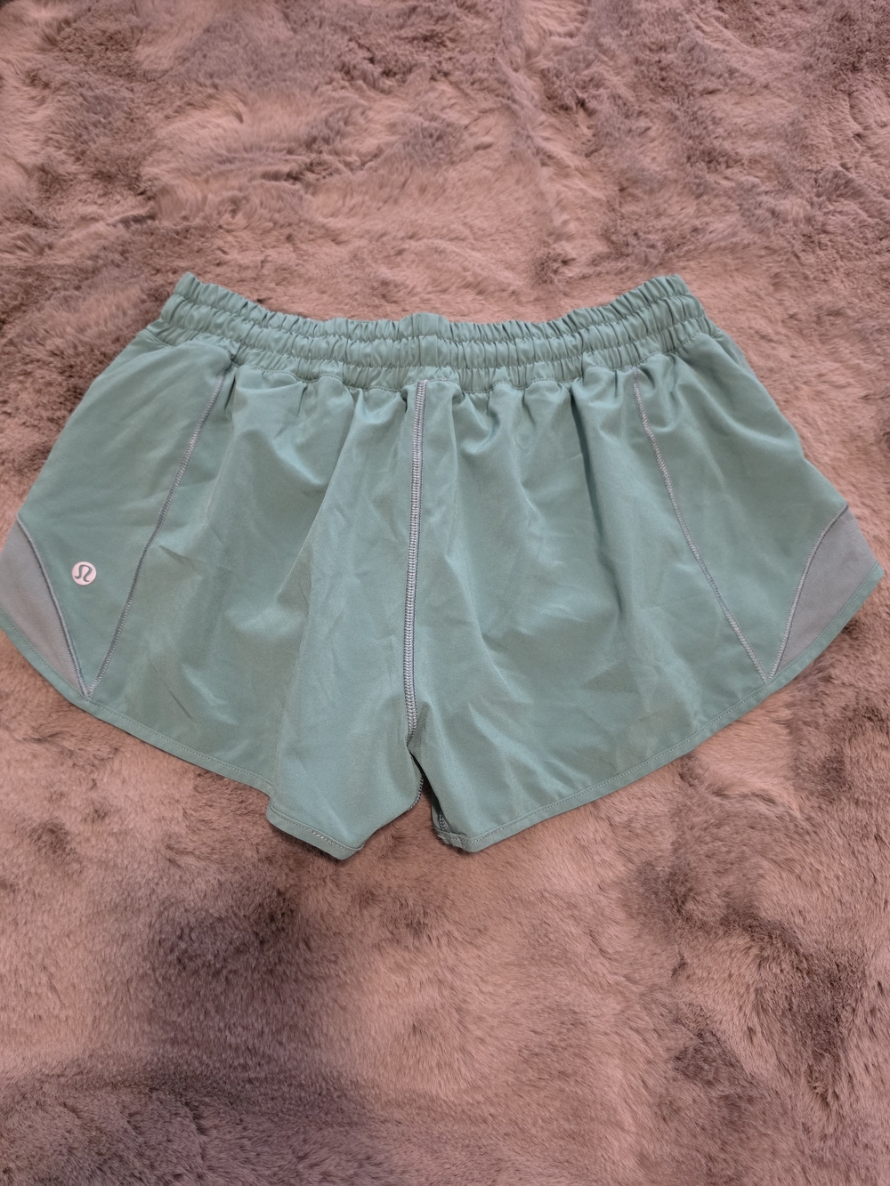 Lululemon Hotty Hot, 2.5" Lined, Sage Green, Size 8 - Picture 3 of 7